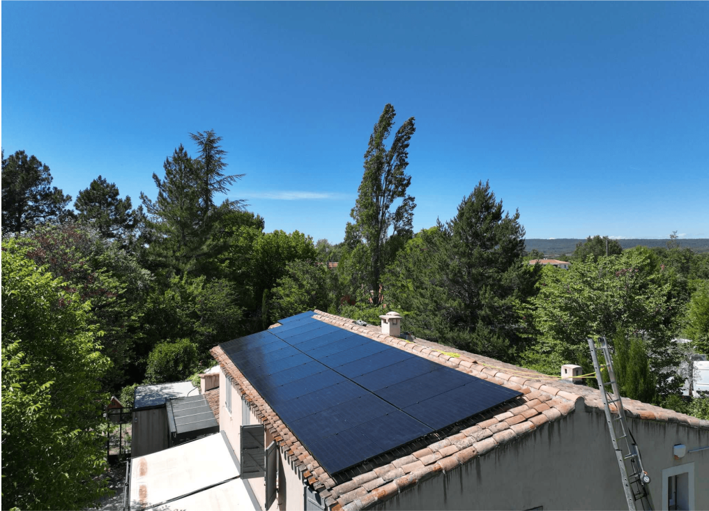 Le passage à l'énergie solaire comme principale source d'énergie dans un foyer nécessite des adaptations. Pour aider nos clients dans cette démarche, il faut leur permettre de gérer leur production et consommation électrique sans que cela représente un effort. C'est précisément le rôle d'un Energy Management System (EMS). En intégrant un EMS avec tous les équipements électriques, nous pouvons les aider à faire 30 à 40% d'économies supplémentaires*. Cette phase d'intégration débutera dès 2025.