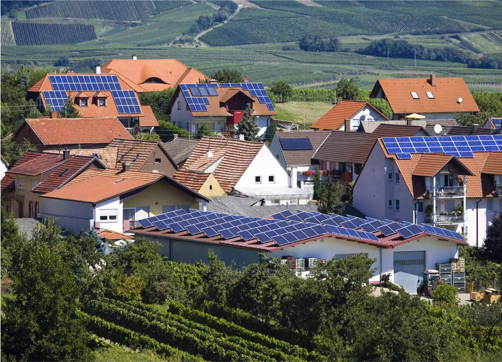 Pour permettre le raccordement d'un nombre croissant de sources d'énergie renouvelable, le réseau électrique va devoir s'adapter et être aidé. D'ici 2030, 160 000 maisons seront équipées. Cet ensemble de producteurs représentera en agrégé l'équivalent d'un petit réacteur nucléaire en termes de capacité de production.