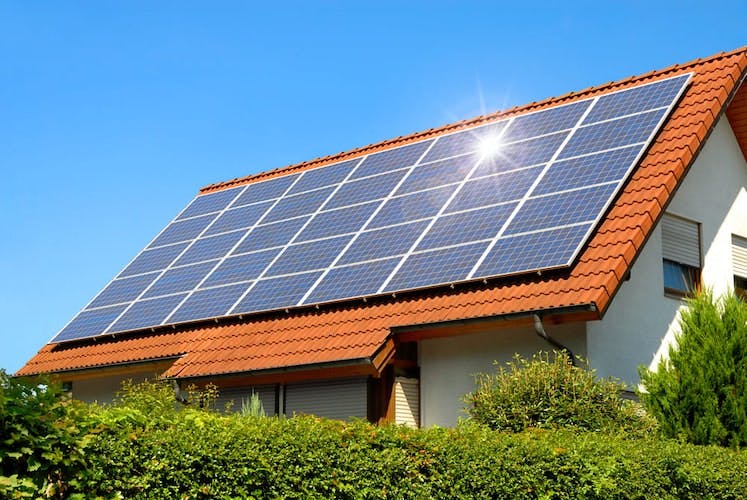 Les aides à l'installation de panneaux solaires en 2022 - La Maison Des  Travaux