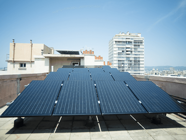 Panneaux solaires sur un toit plat